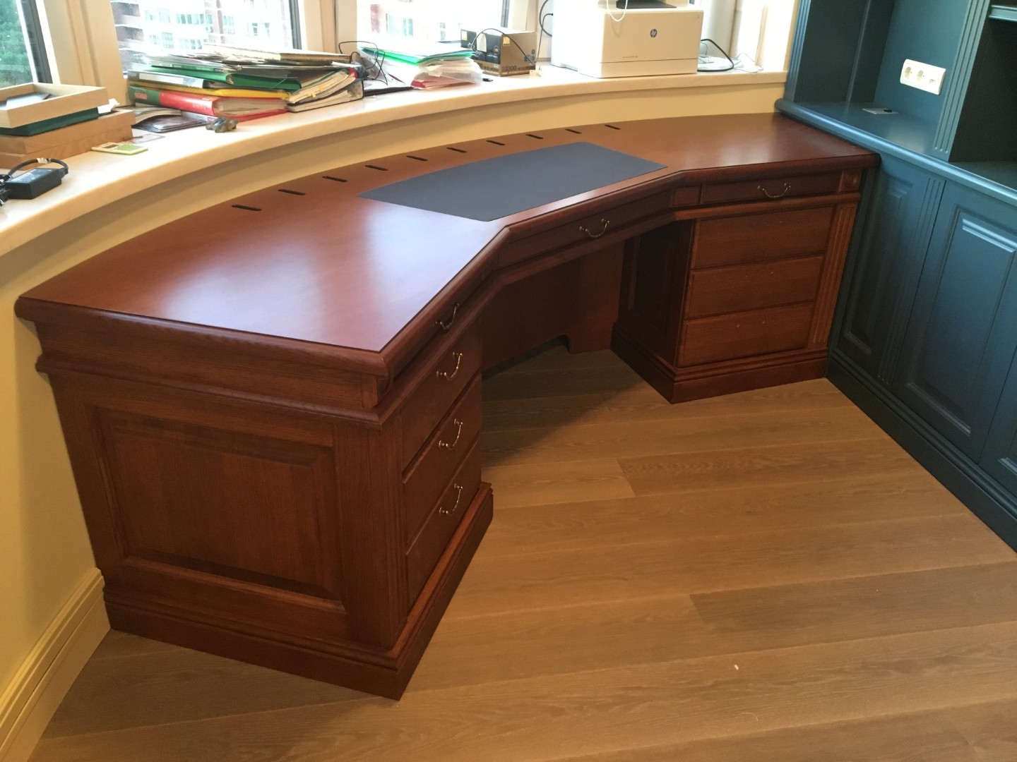 Шкаф и стол для рабочего кабинета